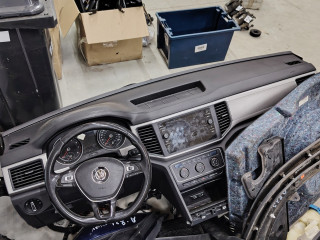 панель передняя салона (торпедо) Volkswagen Atlas 1 поколение 2018, 2.0 л., бензин, АКПП, черный, внедорожник 5 дв., полный привод