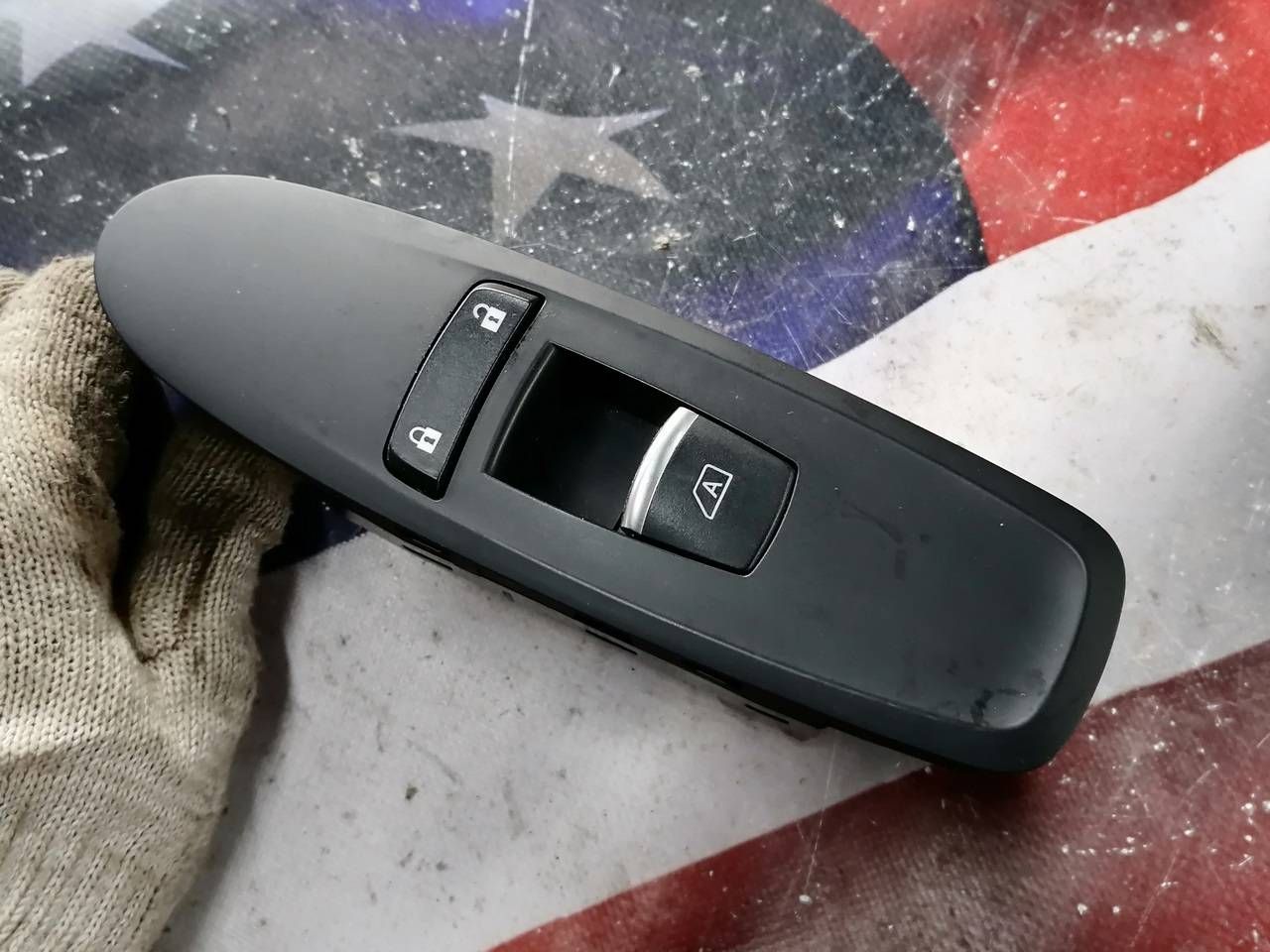 кнопка стеклоподъемника двери передней правой Infiniti QX50 P71A 2019, 2.0 л., бензин, АКПП, внедорожник 5 дв., 254115NA0A - фото №1