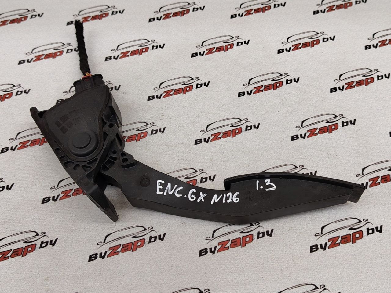 педаль Buick Encore GX 1 поколение 2022, 1.3 л., бензин, АКПП, красный, внедорожник 5 дв., полный привод, 42620222 - фото №1