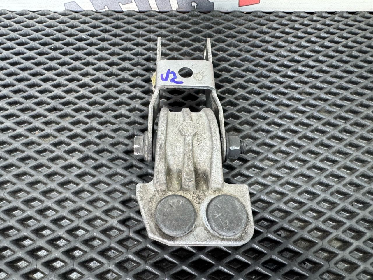подушка крепления КПП Volvo XC90 1 поколение 2006, 2.4 л., D 5244 T, дизель, АКПП, 455 titanium grey pearl, внедорожник 5 дв., правый руль, 30680750 - фото №1