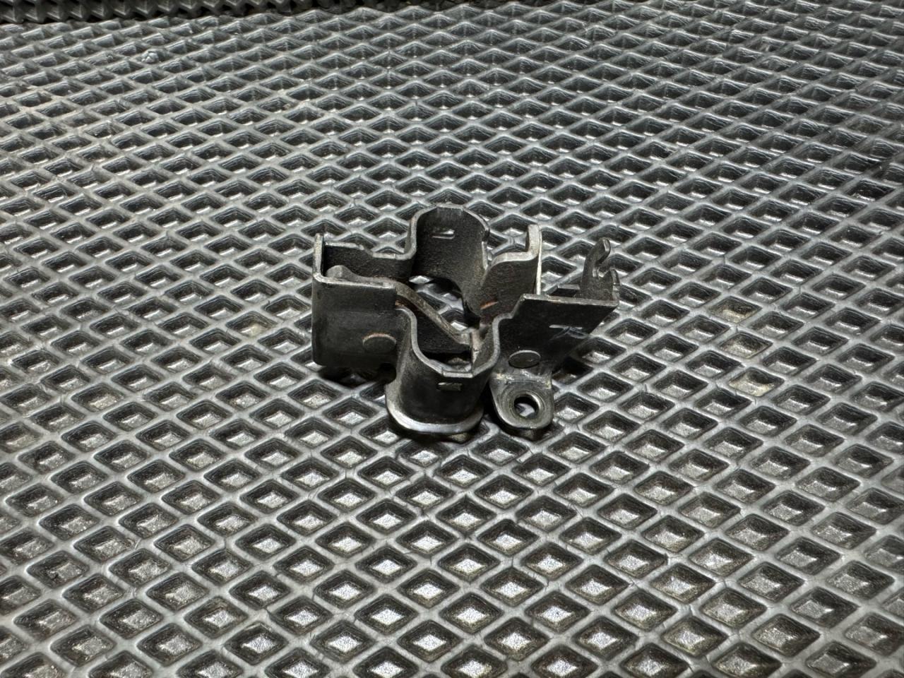 замок капота Mercedes-Benz E-Класс W211/S211 W211 2003, 1.8 л., M 271.941, бензин, АКПП, c185 melanitschwarz, универсал, правый руль, A2038800060 - фото №1