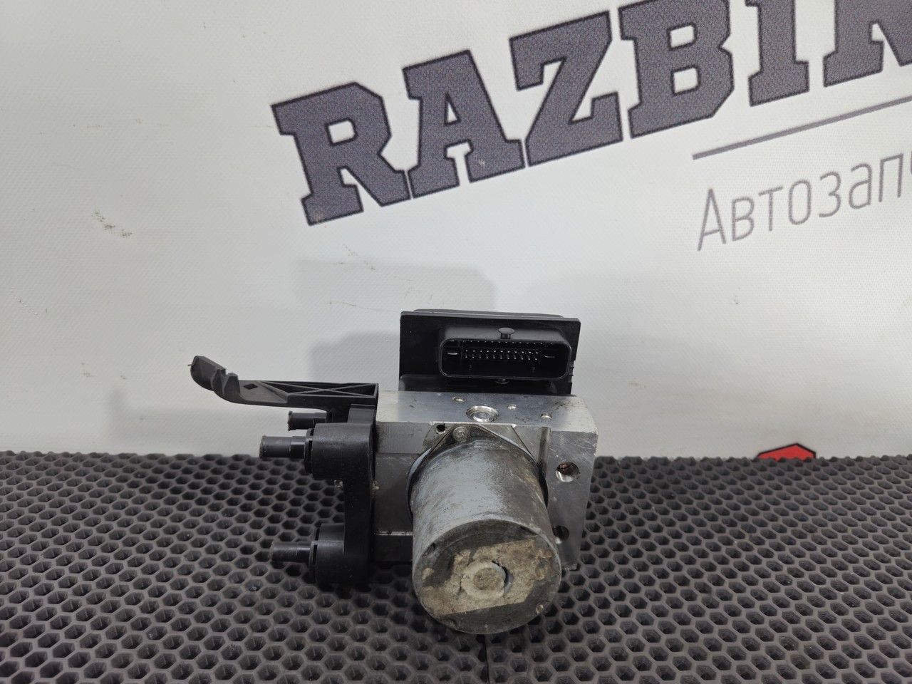 блок ABS Mercedes-Benz E-Класс W212/S212/C207/A207 W212 2009, 2.1 л., OM 651.924, дизель, 6МКПП, 040, седан, задний привод, правый руль, A2124312012 - фото №1