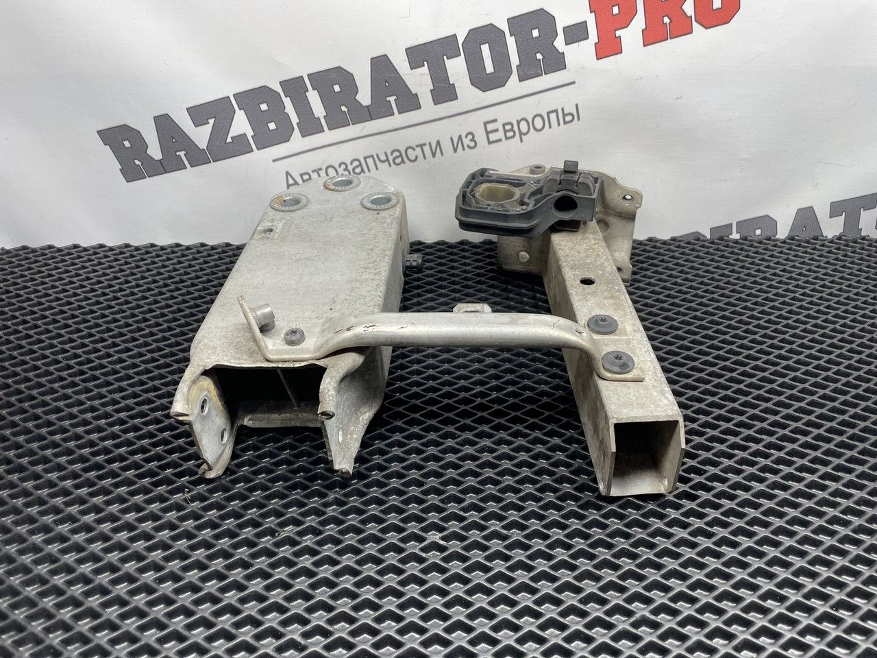 кронштейн (крепление) BMW 5 серия F07/F10/F11 F11 2010, 3.0 л., N57 D30 A, дизель, АКПП, универсал, 51117158874, 7158874, 13232810, 7158894 - фото №1