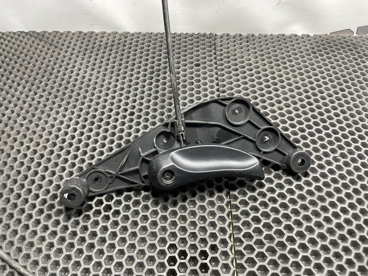ручка открывания капота BMW 5 серия F07/F10/F11 F11 2010, 3.0 л., N57 D30 A, дизель, АКПП, универсал, 51239114002 - фото №1