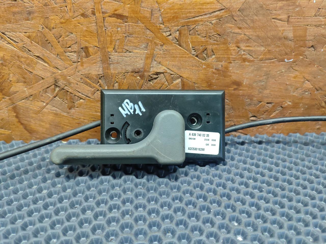 ручка открывания багажника Mercedes-Benz Vito W639 2008, 2.2 л., OM 646.980, дизель, МКПП, микроавтобус - фото №1