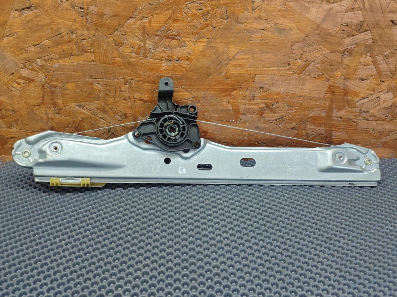 стеклоподъемник задний правый Ford C-Max 2 поколение CB7 2013, 1.0 л., M2DA, бензин, МКПП, минивэн - фото №1