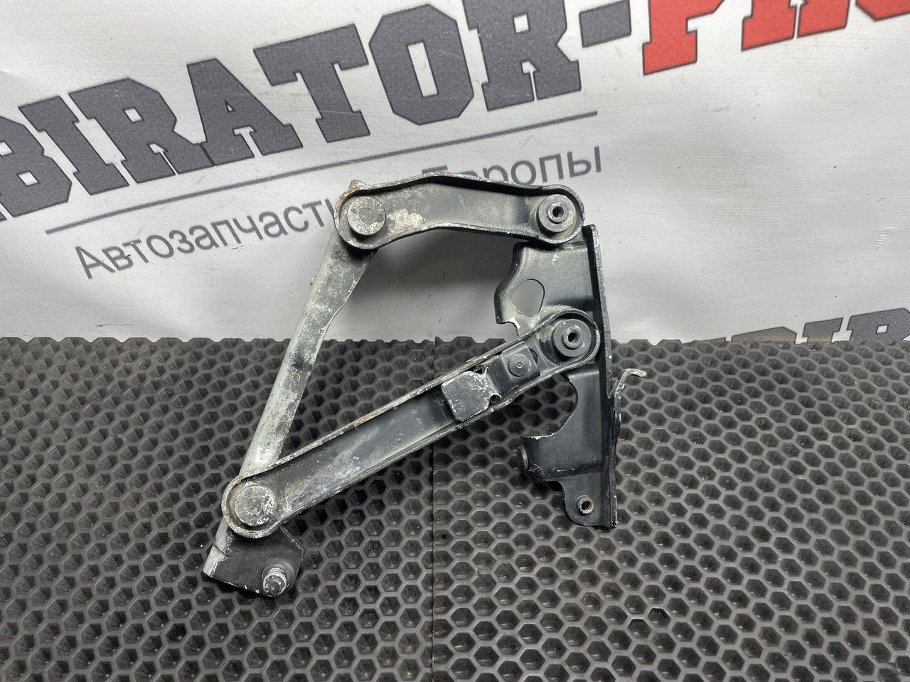 петля капота левая Mercedes-Benz E-Класс W211/S211 W211 2003, 1.8 л., M 271.941, бензин, АКПП, c185 melanitschwarz, универсал, правый руль, A2118800128 - фото №1
