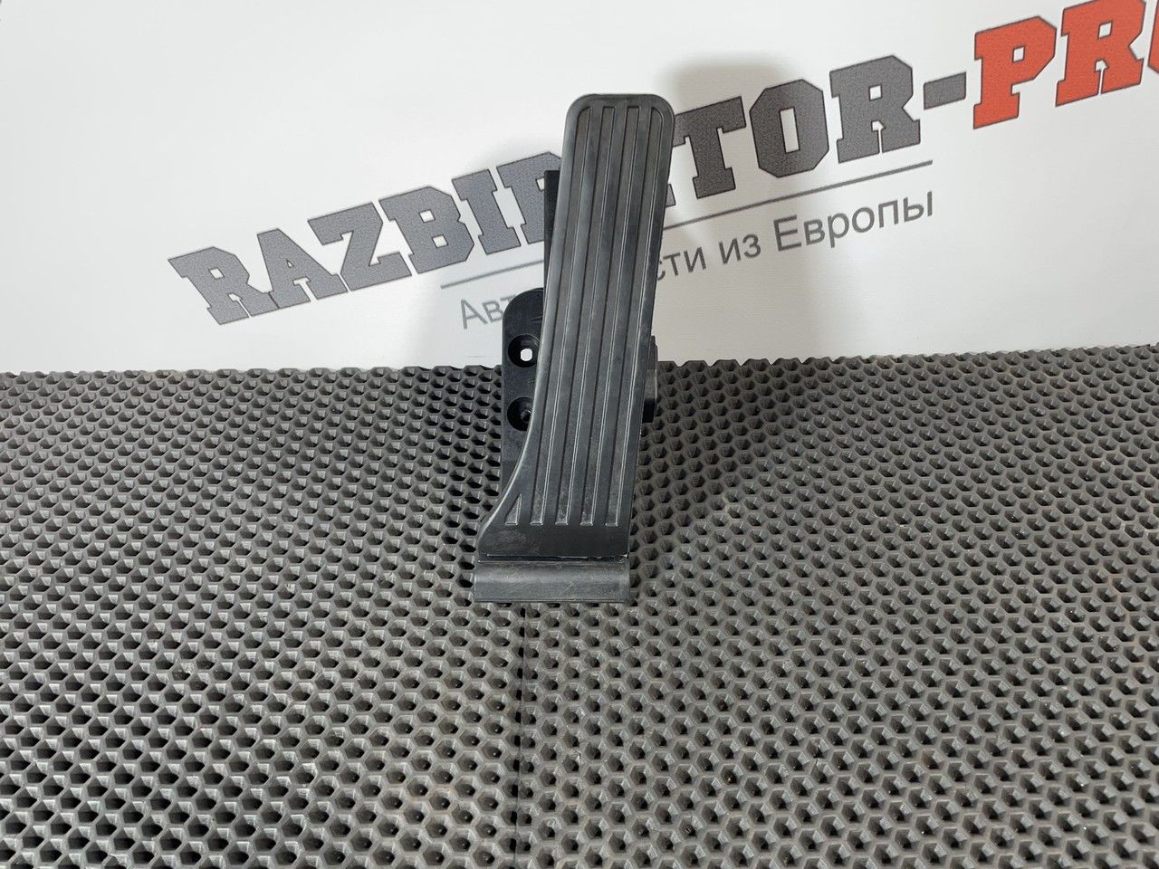 педаль Mercedes-Benz E-Класс W212/S212/C207/A207 W212 2009, 2.1 л., OM 651.924, дизель, 6МКПП, 040, седан, задний привод, правый руль, A2043000004 - фото №1