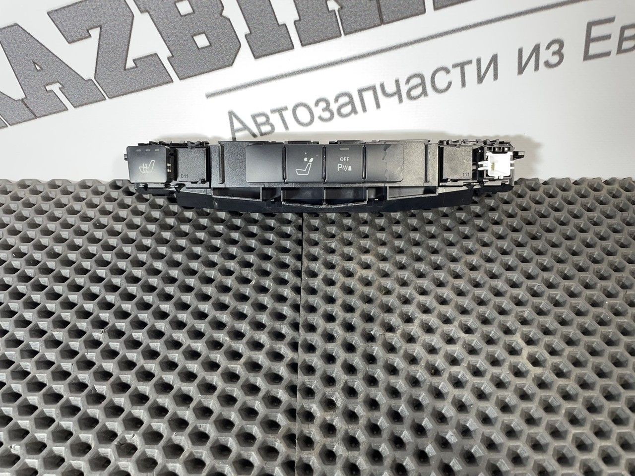 кнопка (выключатель) Mercedes-Benz E-Класс W212/S212/C207/A207 W212 2009, 2.1 л., OM 651.924, дизель, 6МКПП, 040, седан, задний привод, правый руль, A2128202610 - фото №1