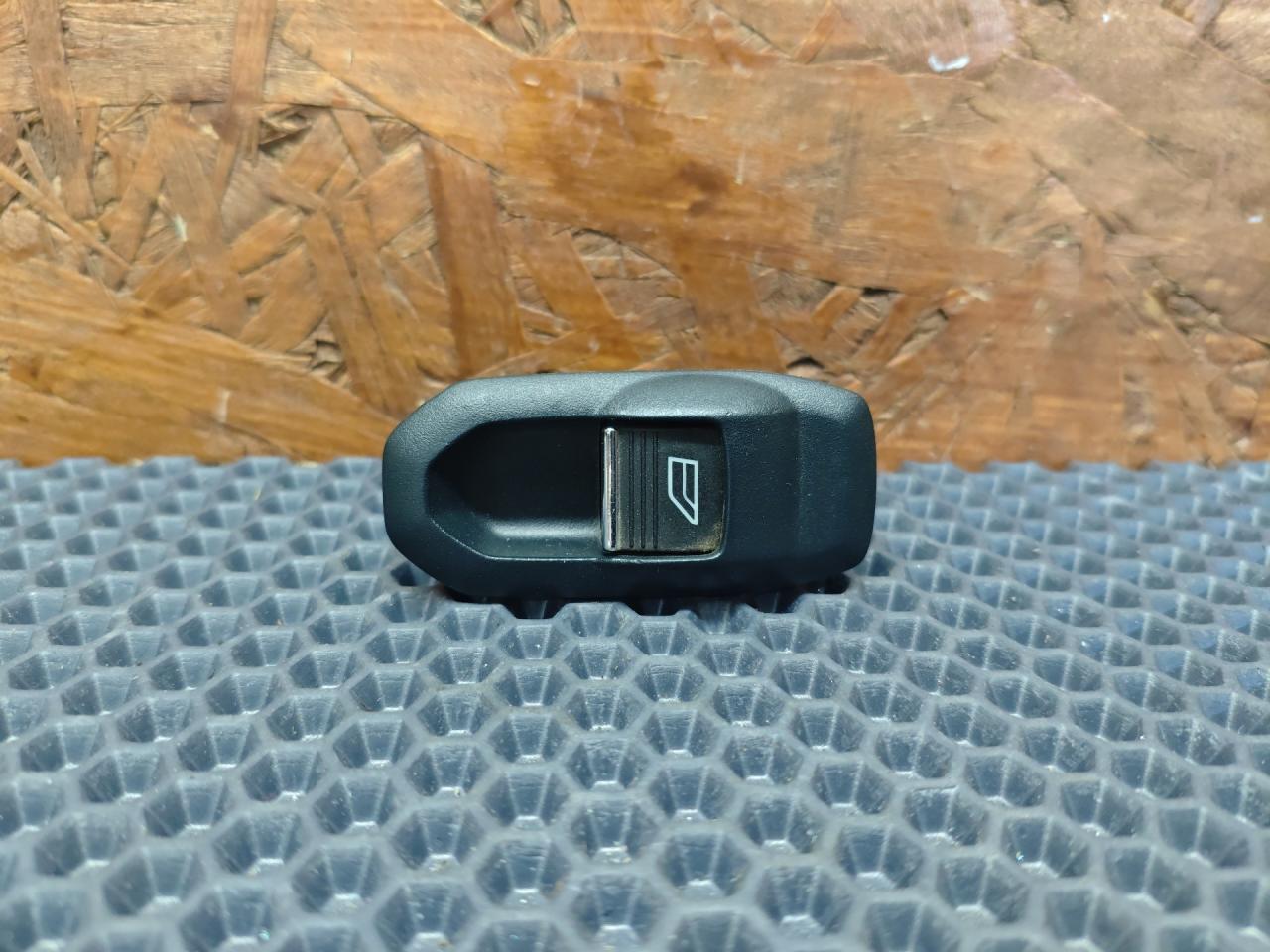 кнопка стеклоподъемника двери Ford C-Max 2 поколение CB7 2013, 1.0 л., M2DA, бензин, МКПП, минивэн - фото №1
