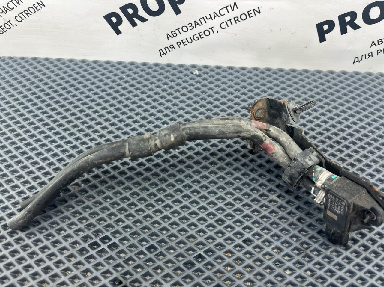 датчик давления (температуры) выхлопных газов Peugeot 5008 2 поколение 2018, 2.0 л., дизель, АКПП, белый, передний привод, 9677816180, 0281006300 - фото №1