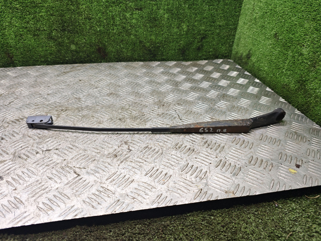 щеткодержатель (поводок стеклоочистителя, дворник) Fiat Marea 1 поколение 2000, 1.8 л., бензин, МКПП, универсал - фото №1