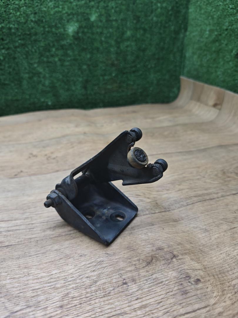 ролик двери сдвижной Chrysler Voyager 3 поколение 1997, 2.4 л., бензин, МКПП, минивэн - фото №1