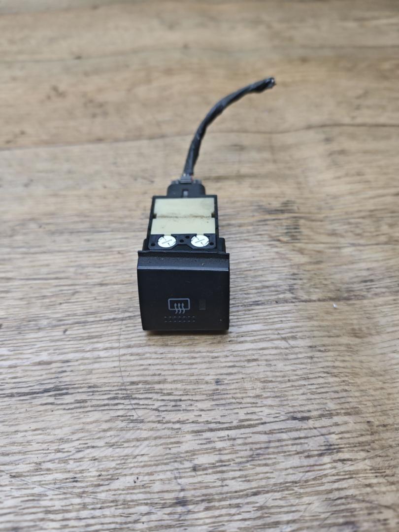 кнопка обогрева заднего стекла Toyota Avensis 1 поколение (T220) 1998, 2.0 л., дизель, МКПП, седан - фото №1