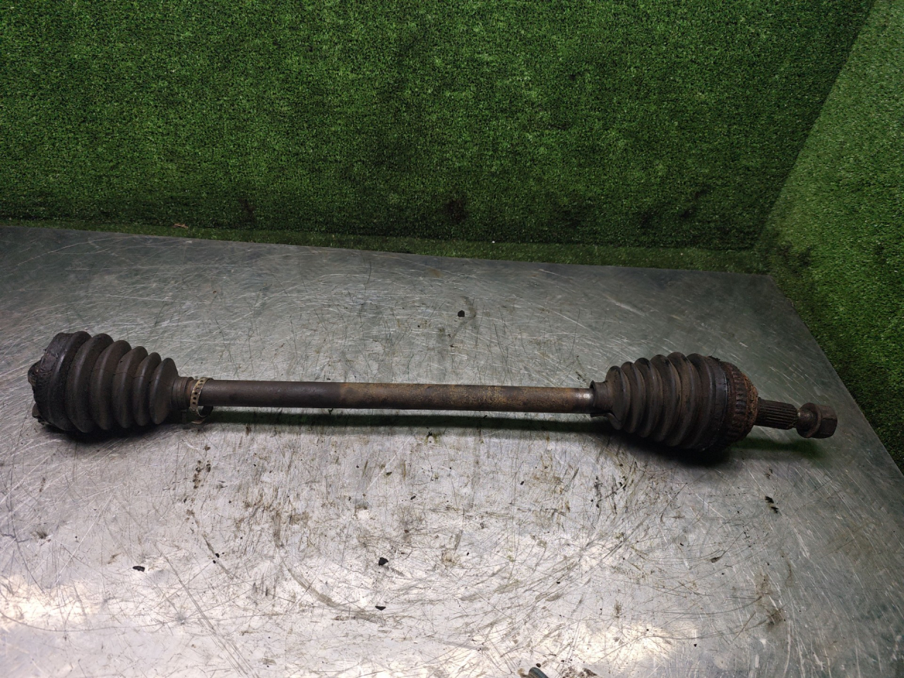 полуось передняя правая (приводной вал, ШРУС) Chrysler Voyager 3 поколение 1997, 2.4 л., бензин, АКПП, минивэн - фото №1