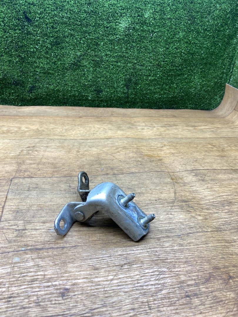 петля двери Toyota Avensis 1 поколение (T220) 1999, 1.6 л., 4A-FE, бензин, МКПП, седан, передний привод - фото №1