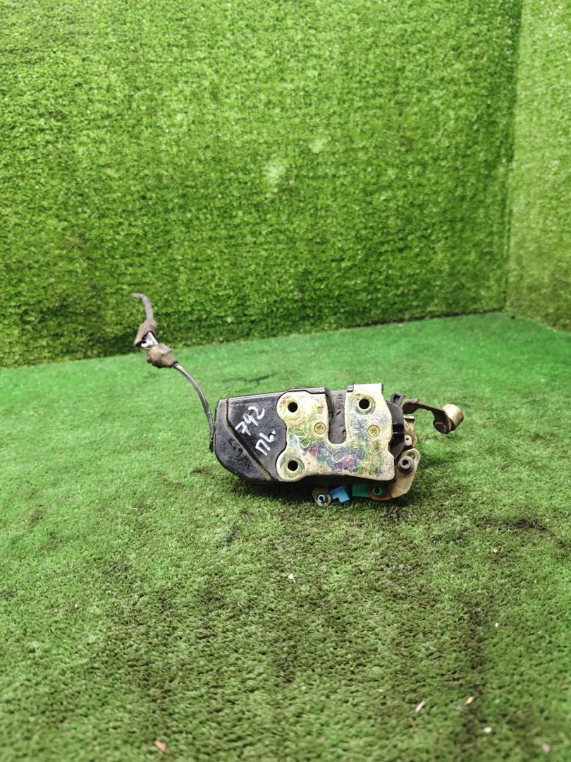 замок двери передней левой Chrysler Voyager 4 поколение 2002, 2.4 л., бензин, МКПП, минивэн - фото №1