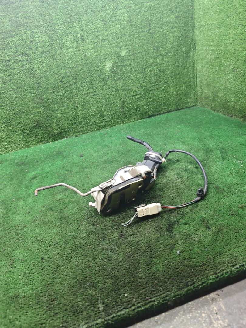 замок двери передней правой Toyota Picnic 1 поколение XM10 2000, 2.0 л., бензин, МКПП, минивэн - фото №1