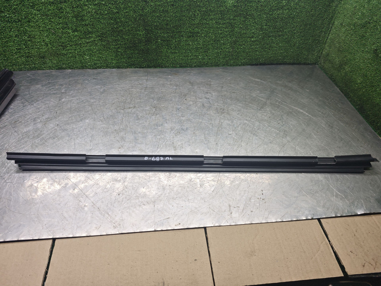 молдинг стекла Skoda Superb 1 поколение 2006, 2.8 л., бензин, АКПП, седан - фото №1