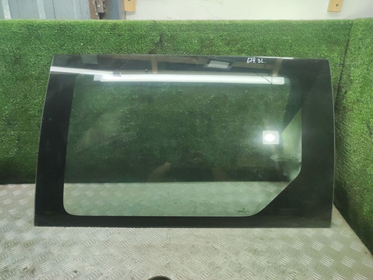 стекло сдвижной двери Chrysler Voyager 3 поколение 1997, 2.4 л., бензин, АКПП, минивэн - фото №1