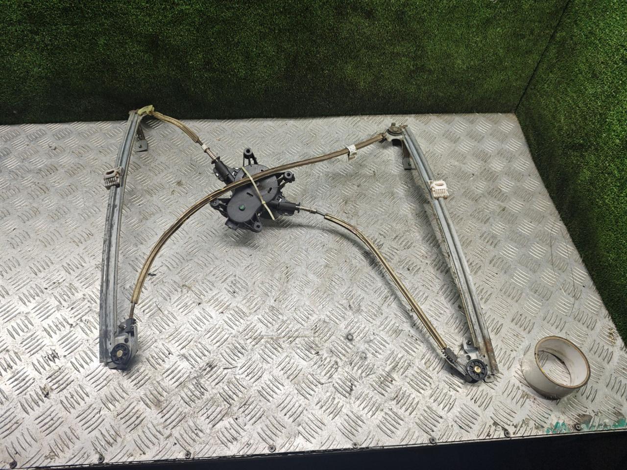 стеклоподъемник передний правый Dodge Caravan 4 поколение 2002, 2.4 л., бензин, АКПП, минивэн - фото №1