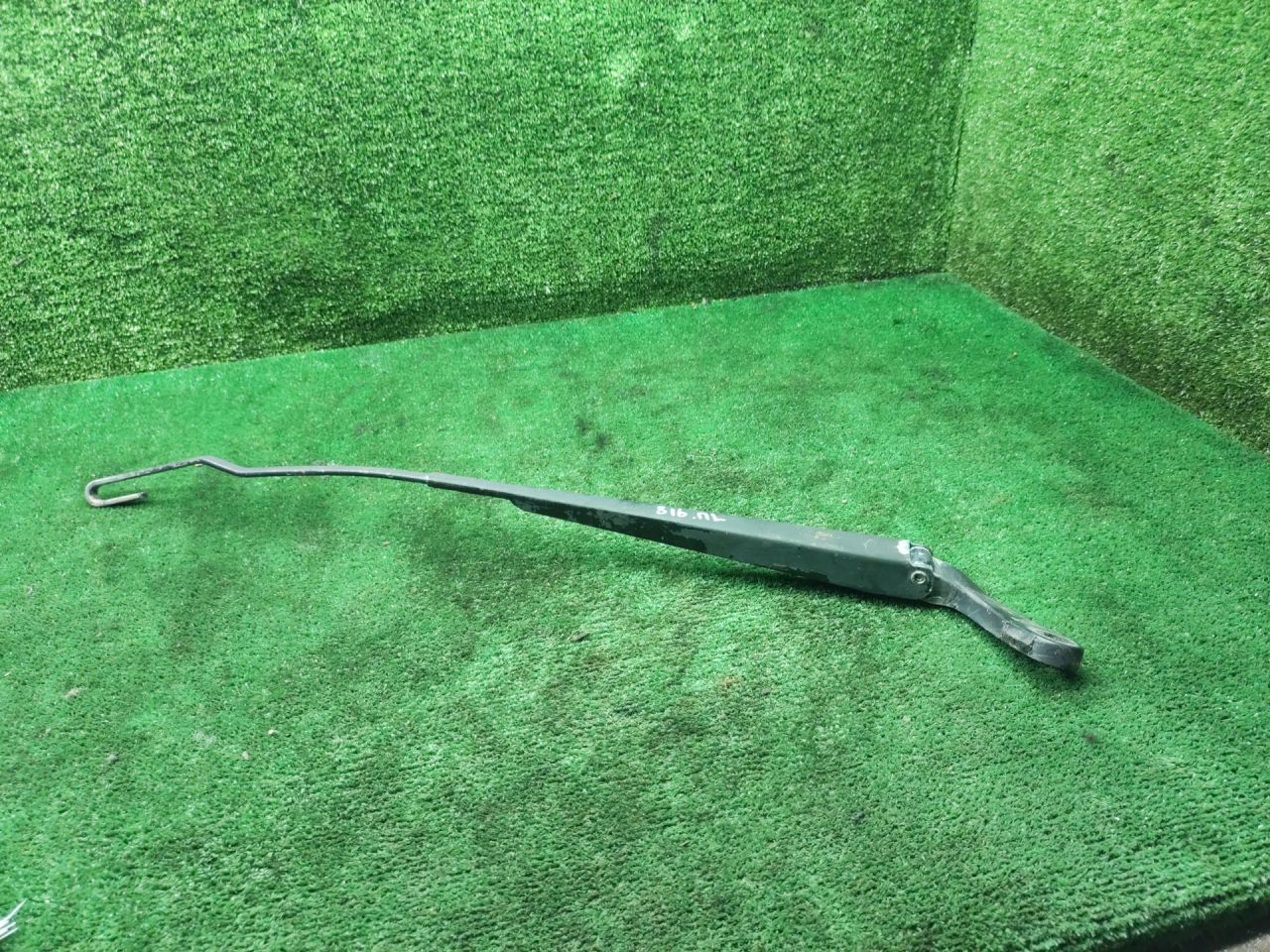 щеткодержатель (поводок стеклоочистителя, дворник) Dodge Caravan 4 поколение 2001, 2.4 л., бензин, АКПП, минивэн - фото №1