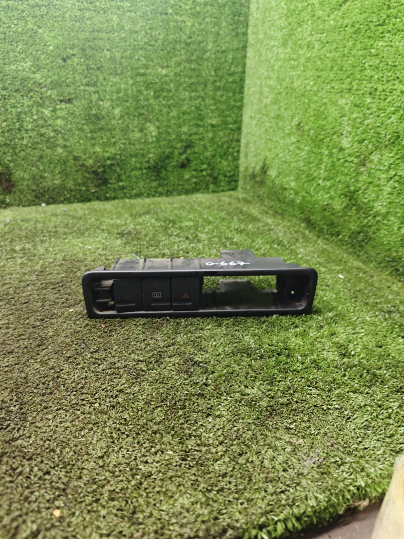 кнопка аварийной сигнализации Peugeot 406 1 поколение 1998, 2.0 л., бензин, МКПП, универсал - фото №1