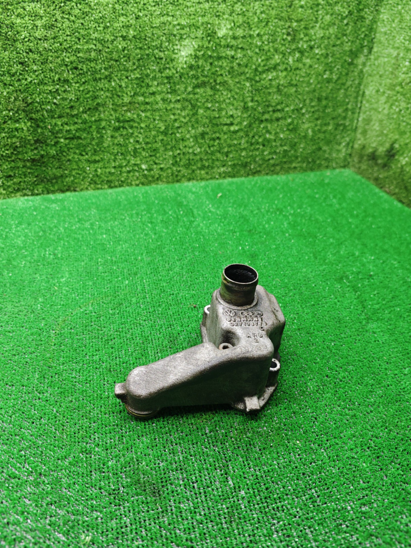 фланец (тройник) системы охлаждения Volkswagen Passat B4 1995, 2.0 л., бензин, МКПП, 027103773 - фото №1