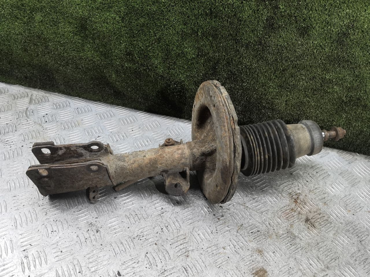 амортизатор передний правый Dodge Caravan 4 поколение 2001, 2.4 л., бензин, АКПП, минивэн - фото №1