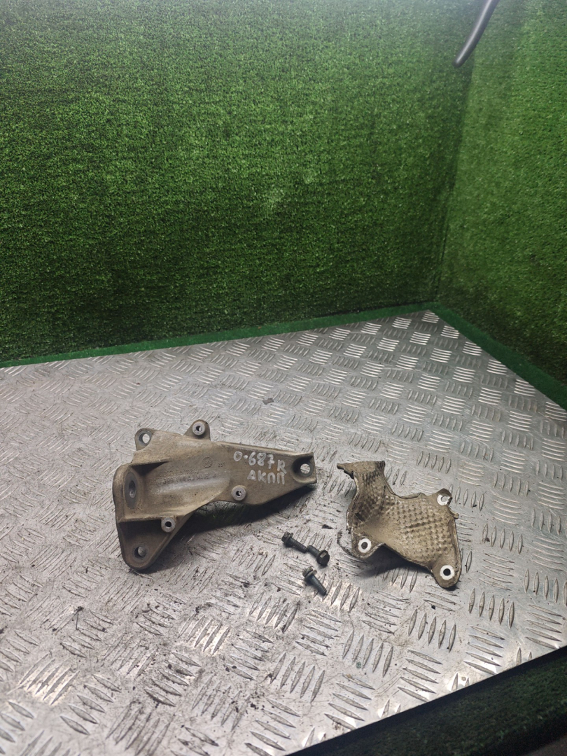 кронштейн КПП Skoda Superb 1 поколение 2006, 2.8 л., бензин, АКПП, седан, 8D0399114AJ - фото №1