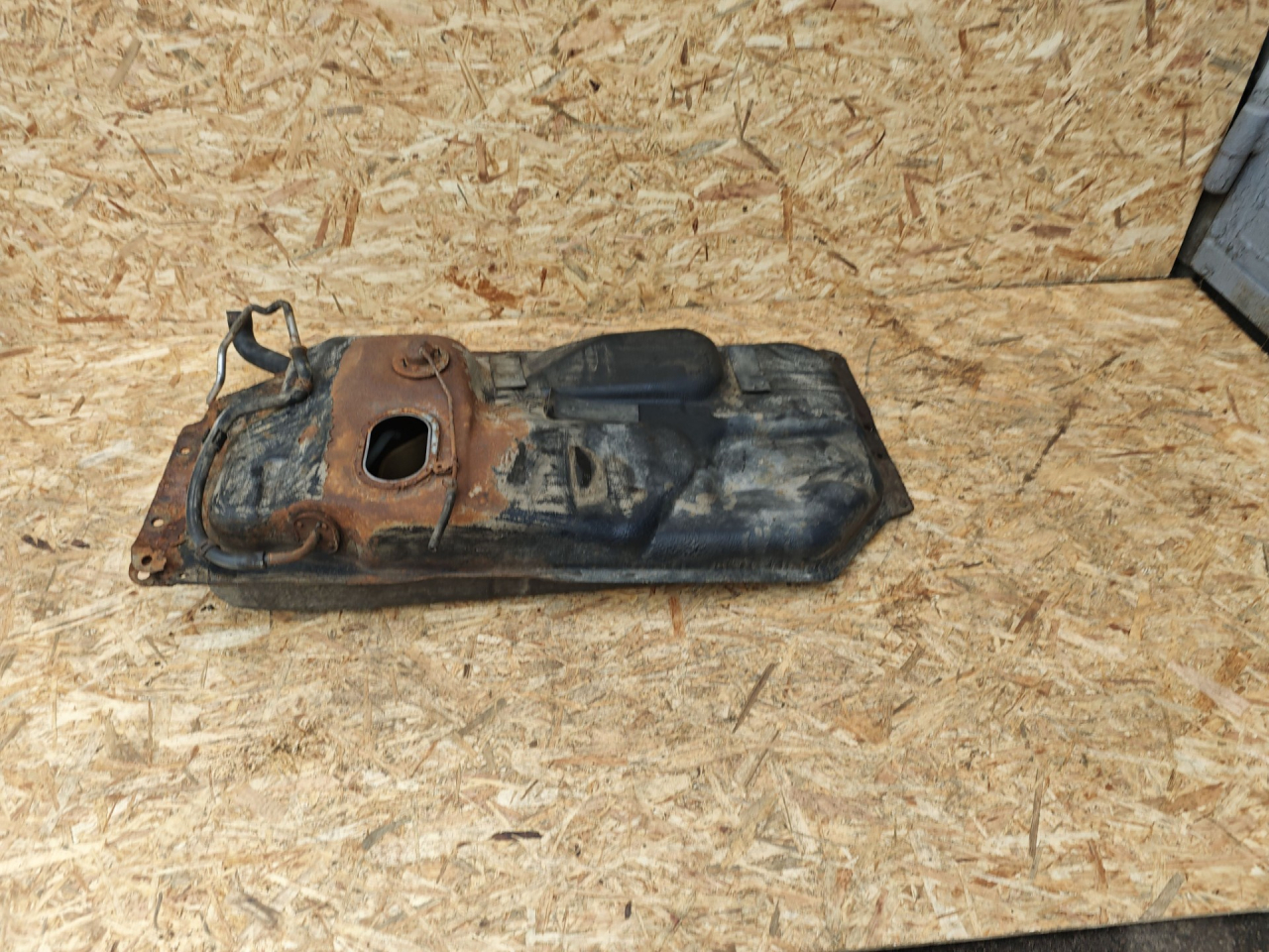 бак топливный Toyota Picnic 1 поколение XM10 2000, 2.2 л., дизель, МКПП, минивэн - фото №1