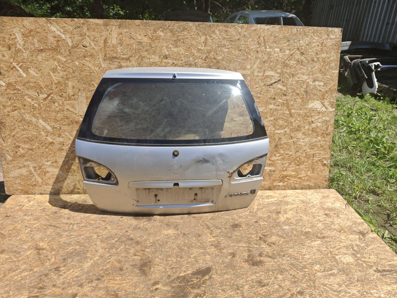 крышка багажника (дверь 3-5) Toyota Avensis 1 поколение (T220) 2000, 2.0 л., 2C-T, дизель, МКПП, универсал - фото №1