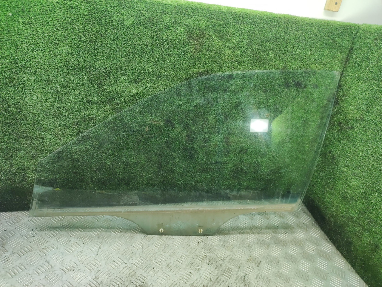 стекло двери передней левой Kia Shuma 1 поколение 2000, 1.5 л., бензин, МКПП, лифтбэк - фото №1