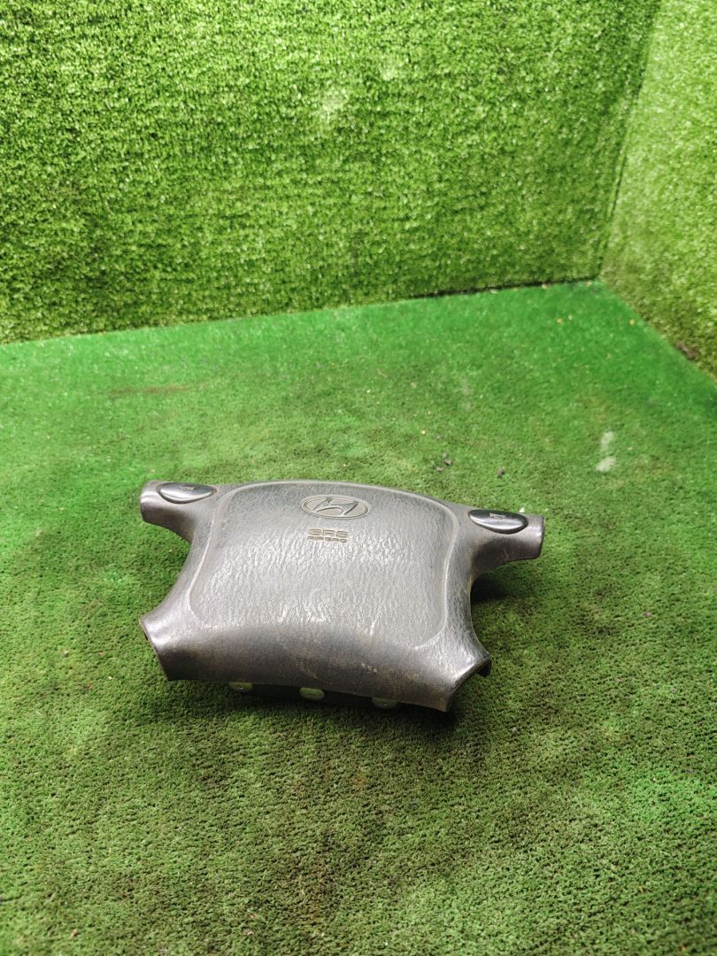 подушка безопасности водителя Hyundai Accent 1 поколение (X3) 1995, 1.5 л., бензин, МКПП, хетчбэк 3 дв. - фото №1