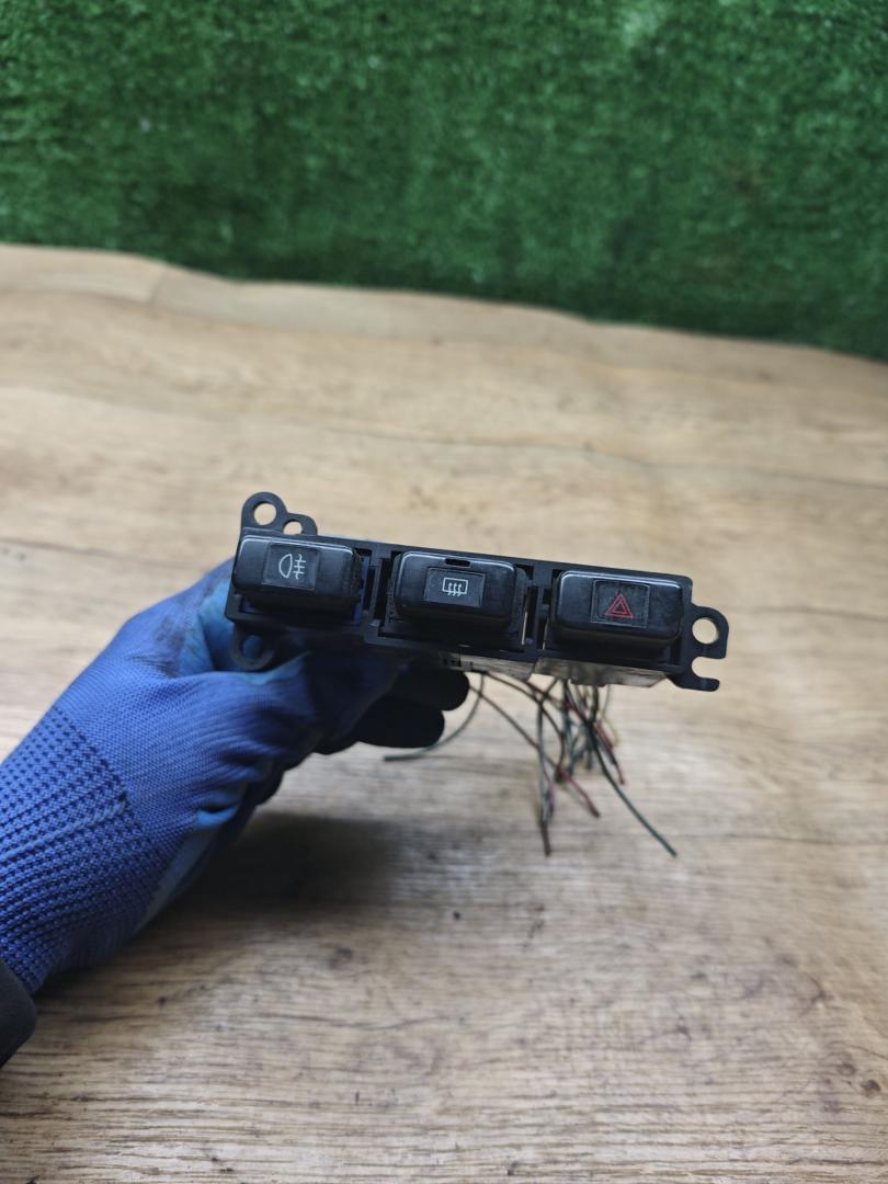 кнопка аварийной сигнализации Toyota Carina E 1 поколение T190 1998, 2.0 л., 2C-TE, дизель, МКПП, универсал - фото №1