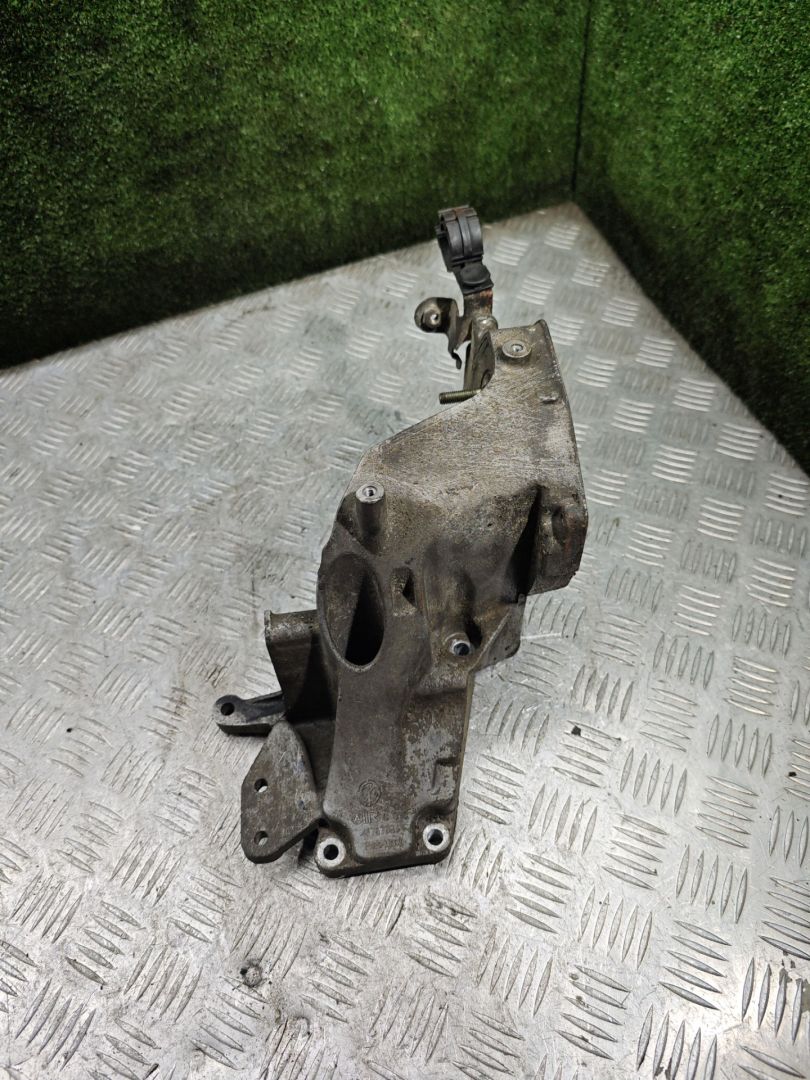 кронштейн двигателя Fiat Marea 1 поколение 2000, 1.9 л., JTD, дизель, МКПП, универсал, 46767681 - фото №1