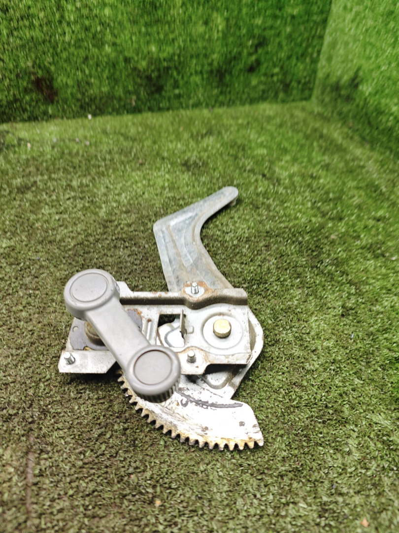 стеклоподъемник задний левый Kia Rio 1 поколение 2002, 1.3 л., бензин, МКПП, седан - фото №1