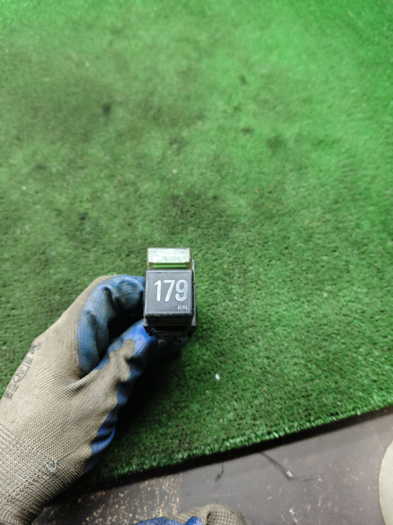 реле (прочие) Volkswagen Passat B4 1995, 2.0 л., бензин, АКПП, седан, 357927843A - фото №1