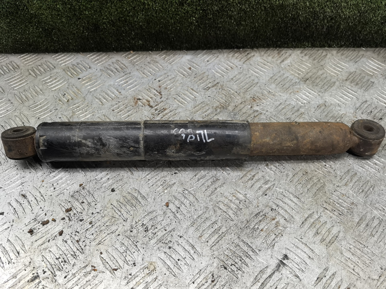 амортизатор передний левый Mercedes-Benz T1 207-210D W601 1993, 2.3 л., OM 601.940, дизель, МКПП, фургон - фото №1