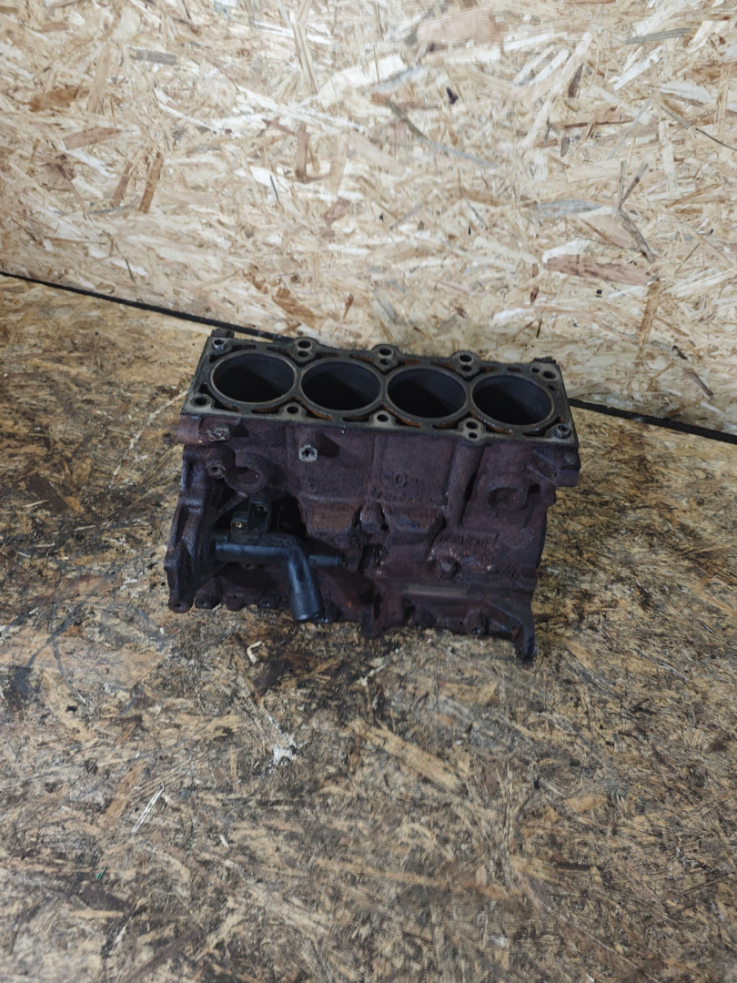 блок цилиндров Chrysler Neon 2 поколение 1999, 2.0 л., бензин, АКПП, седан - фото №1