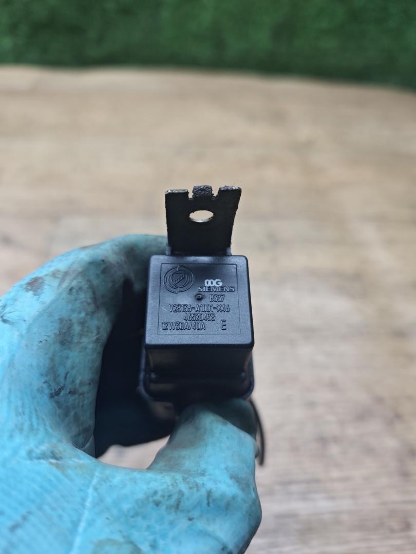 блок управления вентилятором (реле) Fiat Marea 1 поколение 1999, 2.4 л., дизель, МКПП, универсал, 46520438 - фото №1