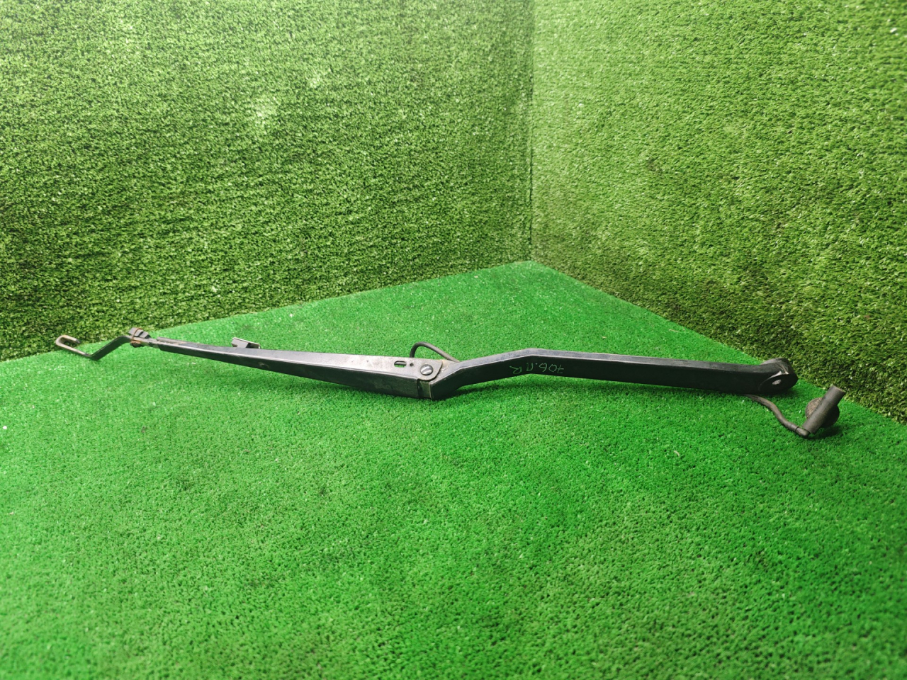 щеткодержатель (поводок стеклоочистителя, дворник) Opel Sintra 1 поколение 1997, 2.2 л., X 22 XE, бензин, МКПП, минивэн - фото №1