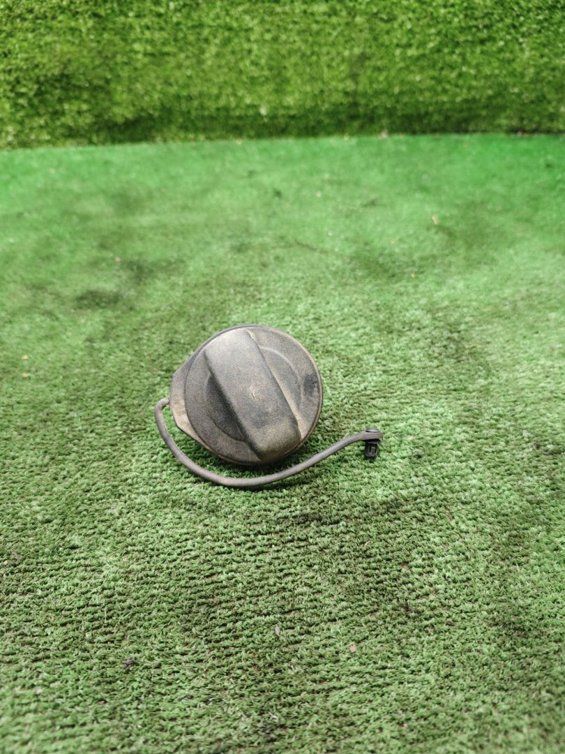 пробка топливного бака Skoda Octavia 3 поколение (A7) 2013, 1.8 л., бензин, МКПП, лифтбэк, 5N0201553 - фото №1