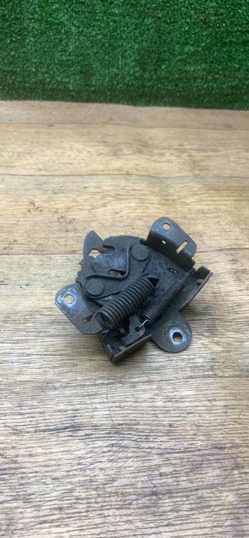 замок капота Mitsubishi Space Wagon 3 поколение (Typ N50) 2000, 2.4 л., бензин, МКПП, минивэн - фото №1