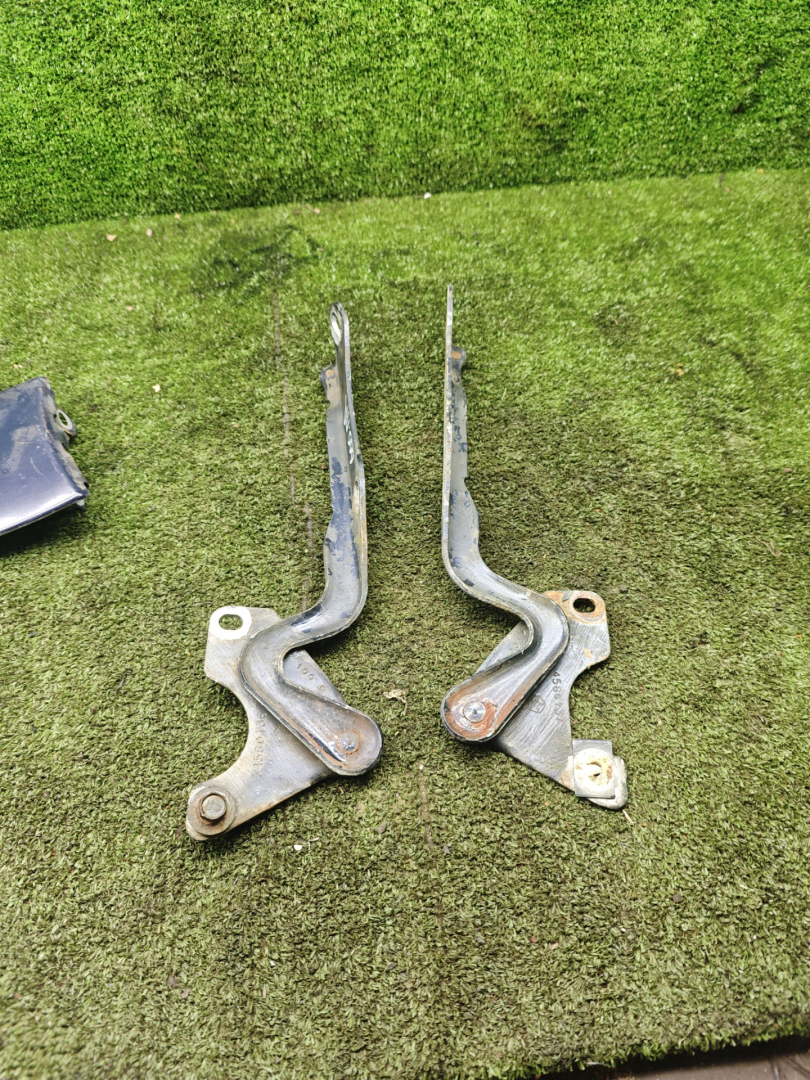 петля капота Chrysler 300M 1 поколение 2002, 3.5 л., бензин, АКПП, седан - фото №1