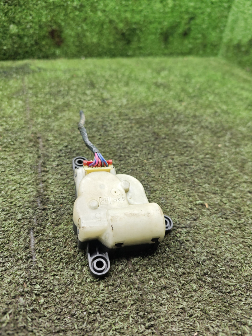 моторчик заслонки печки Chrysler Voyager 3 поколение 1997, 2.4 л., бензин, АКПП, минивэн - фото №1