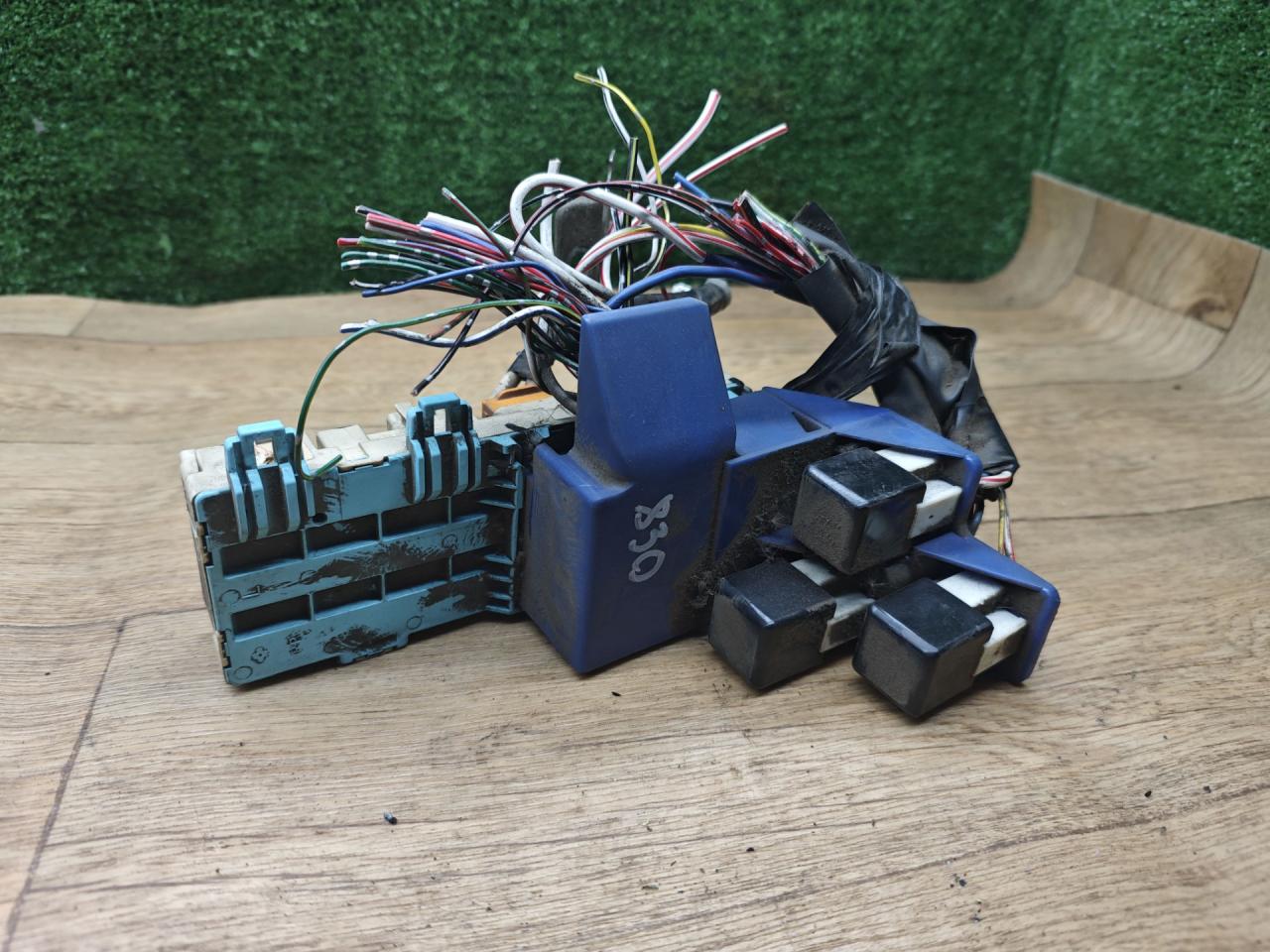 блок предохранителей Toyota Carina E 1 поколение T190 1998, 2.0 л., 2C-TE, дизель, МКПП, универсал - фото №1