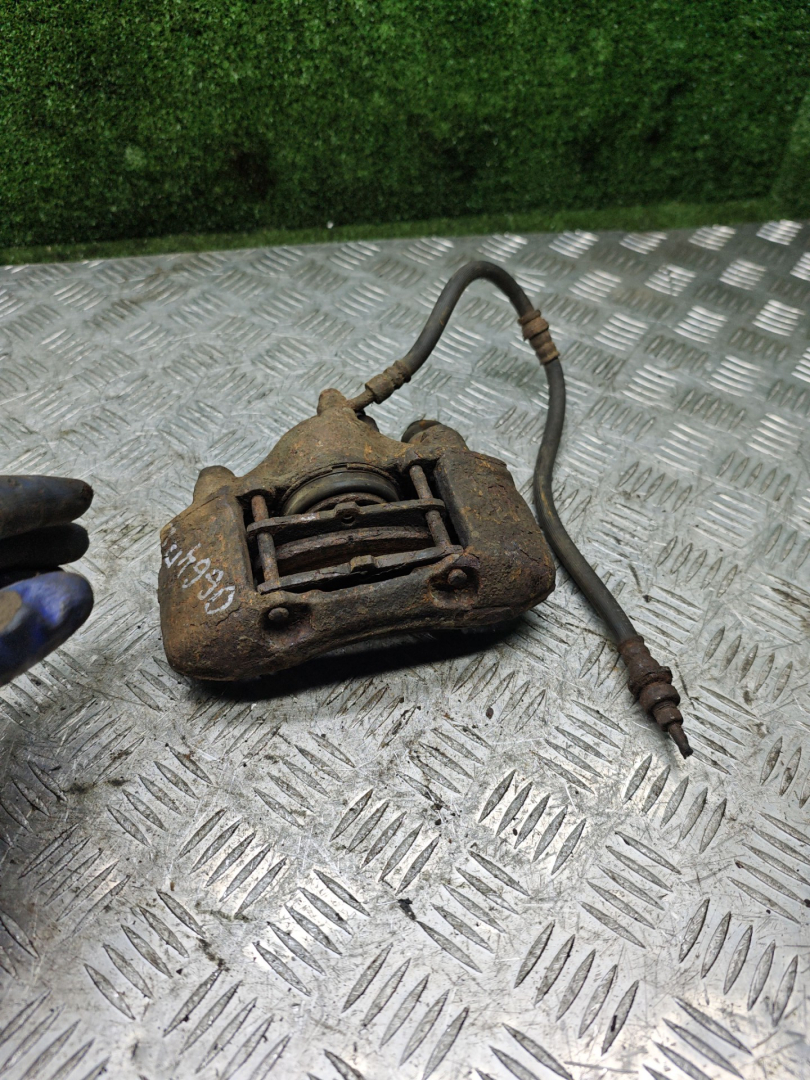 суппорт передний левый Kia Rio 1 поколение 2001, 1.3 л., бензин, МКПП, универсал - фото №1