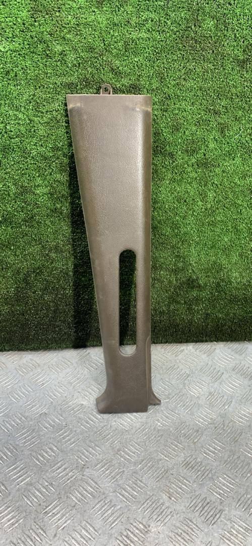 обшивка стойки центральной левой Mitsubishi Pajero 2 поколение 1996, 3.0 л., бензин, АКПП, внедорожник 5 дв. - фото №1