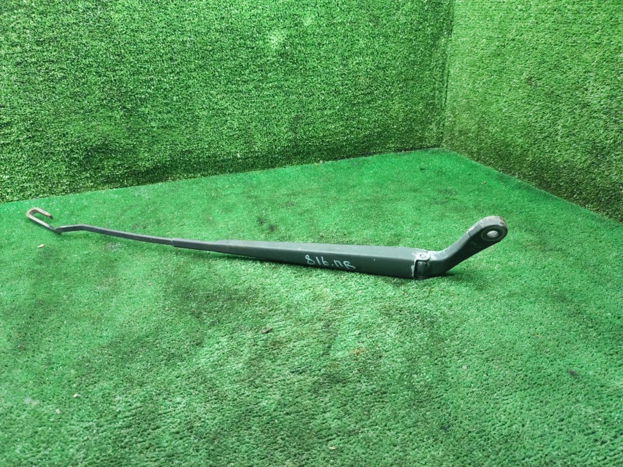 щеткодержатель (поводок стеклоочистителя, дворник) Dodge Caravan 4 поколение 2001, 2.4 л., бензин, АКПП, минивэн - фото №1